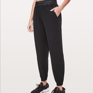 BLACK LULULEMON TRACK PANT//PLUS REUSABLE BAG